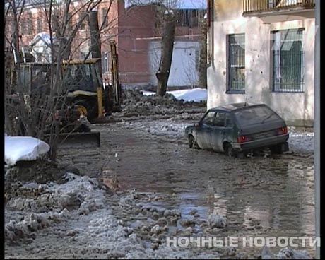 Не опять, а снова. В Екатеринбурге - очередное коммунальное ЧП: холодной водой затопило дорогу и несколько домов